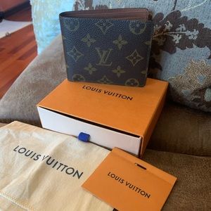 “SOLD” Authentic Mens LV compact wallet